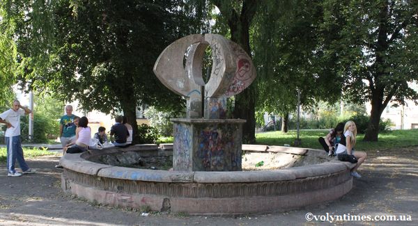 Занедбаний зруйнований фонтан в сквері біля кінотеатру "Батьківщина"
