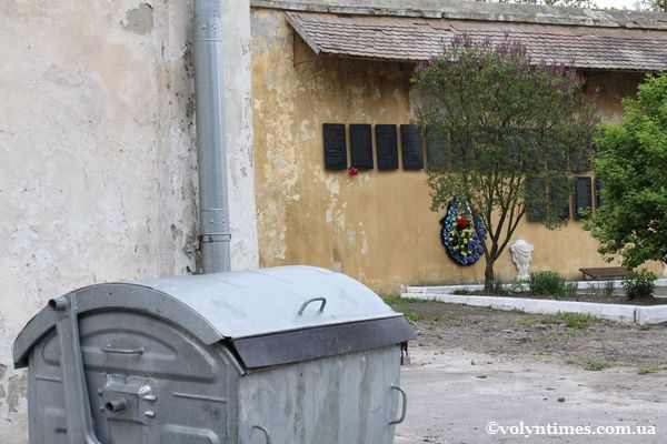 Монастирські смітники на місці розстрілу в'язнів Луцької тюрми